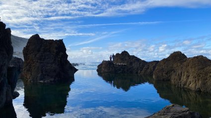 Madeira asub keset Atlandi ookeani, Euroopa rannikust 900 km ja Aafrikast 600 km kaugusel